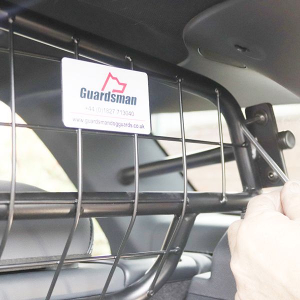 Ford Explorer EV - Hundegitter m/u skillevegg